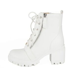 NWT Soda Indiana White Faux Leather Lace Up Chunky Heel Ankle Booties Sz 7.5